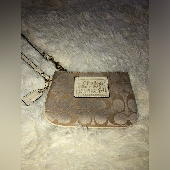 Coach Poppy Wristlet - Picture 14 of 14